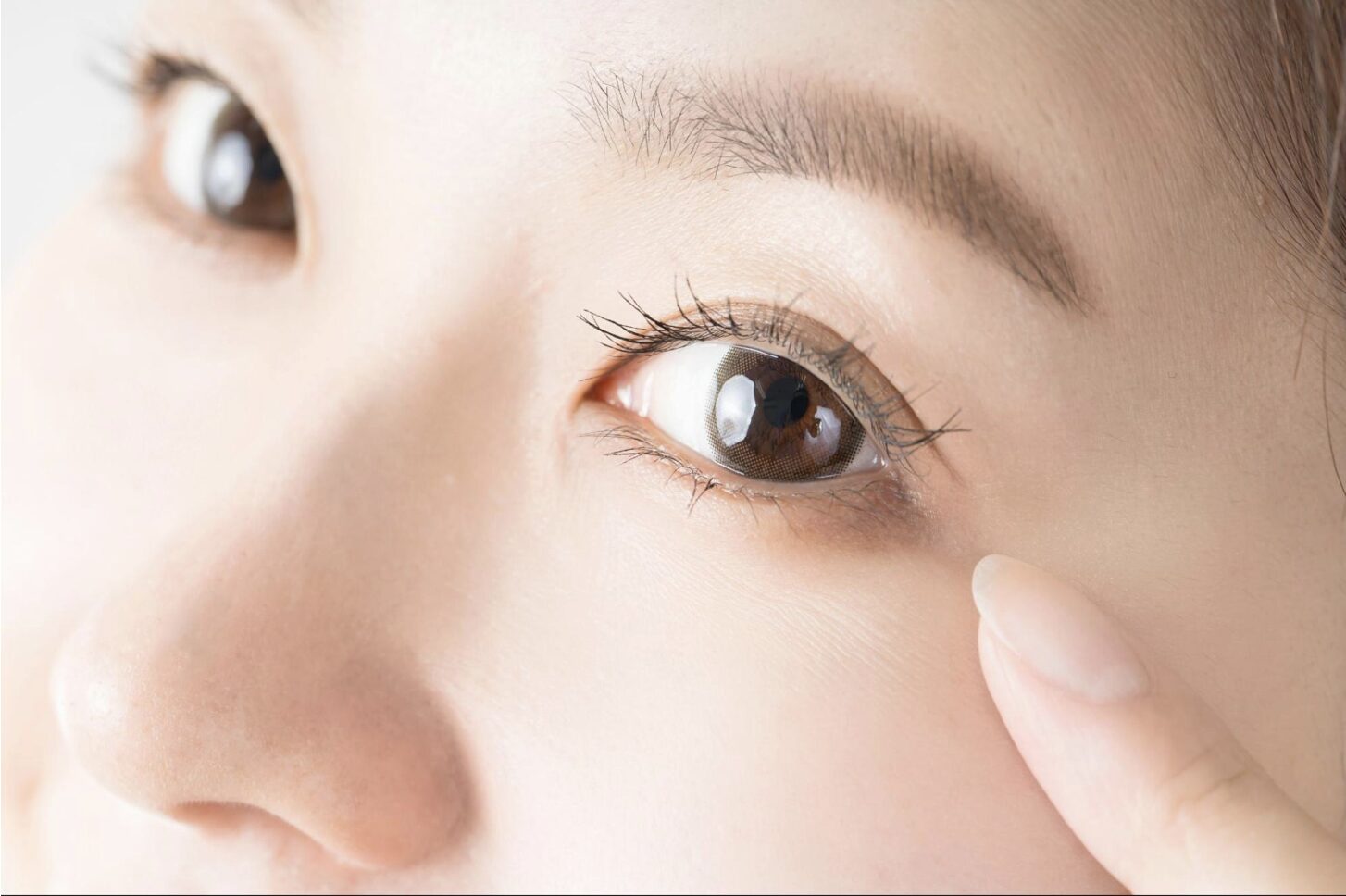 目を指さしている写真