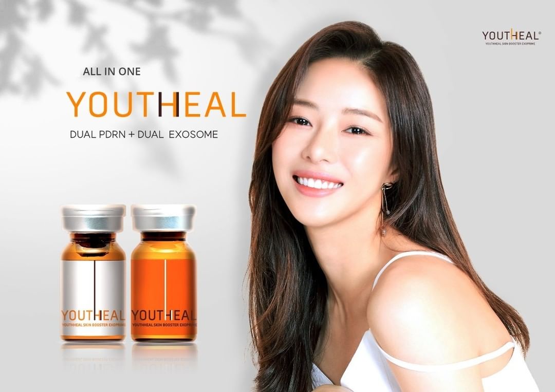 ユースヒールと笑顔の女性