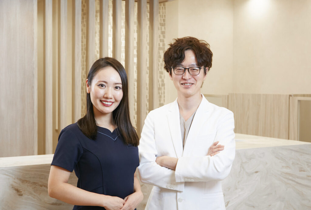 石塚紀行醫生與職員在愛麗兒美胸診所接待處